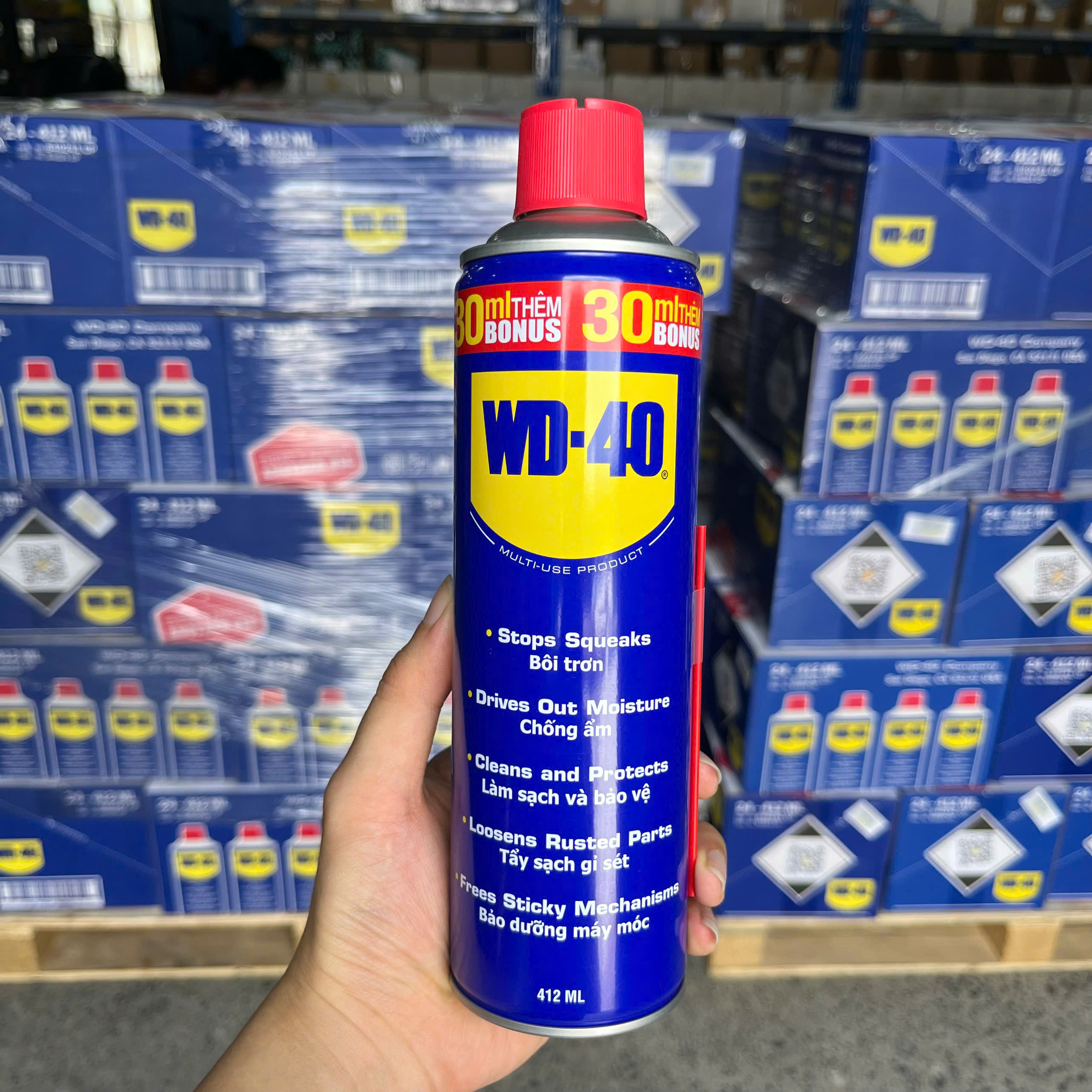 Hình ảnh so sánh dung dịch WD-40 chính hãng và giả. Bên trái: Dung dịch chính hãng màu vàng nhạt, trong suốt. Bên phải: Dung dịch giả màu đục, tối, chất lượng kém.