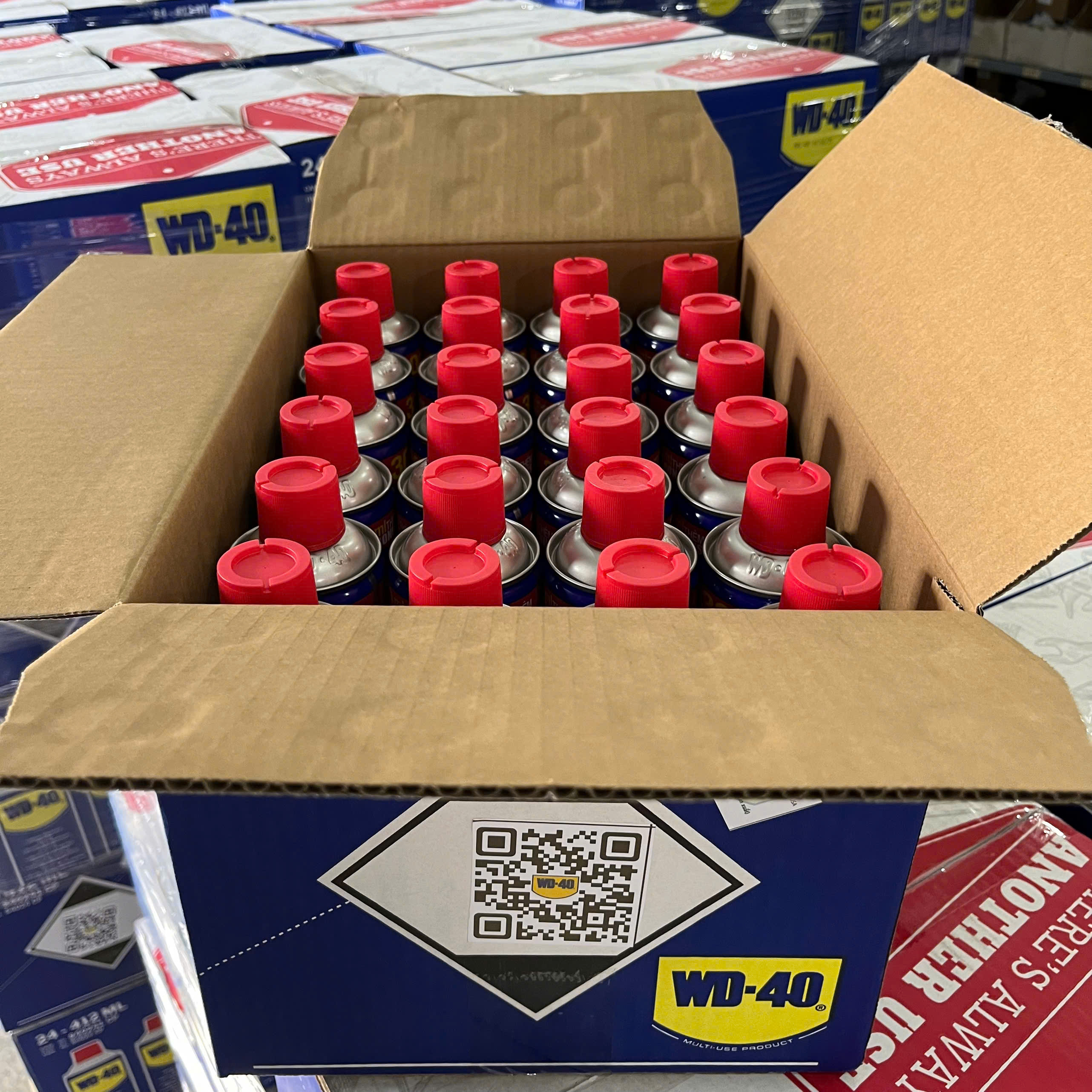 Hình ảnh thử nghiệm WD-40 trên bu-lông rỉ sét. Bên trái: Hàng chính hãng nới lỏng nhanh chóng. Bên phải: Hàng giả không hiệu quả, để lại cặn bẩn.