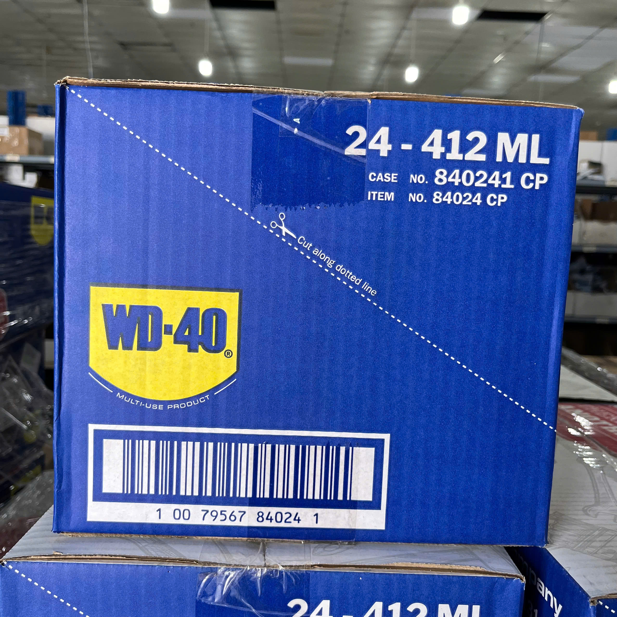 Cận cảnh tem nhãn WD-40 chính hãng, hiển thị tem chống giả, mã QR, và tem phụ tiếng Việt với thông tin nhà phân phối Mecsu.
