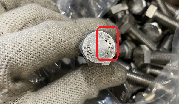 Cận cảnh đầu bulong inox 304 có khắc rõ mác cường độ A2-70