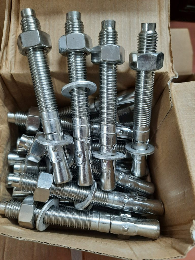 Tắc kê nở 3 cánh Inox 304 là gì?